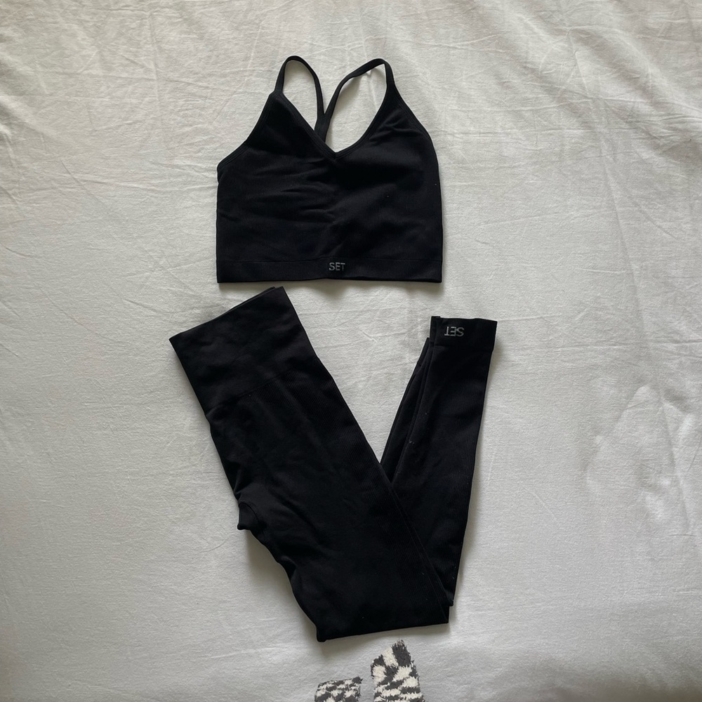 Set active black onyx set. Sculpt flex bra and sculptflex leggings